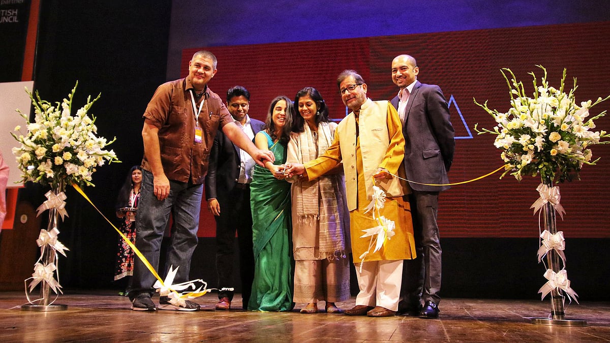 বাংলা একাডেমির আবদুল করিম সাহিত্যবিশারদ মিলনায়তনে ফিতা কেটে উৎসবের উদ্বোধন করছেন অতিথিরা। ছবি: সাইফুল ইসলাম