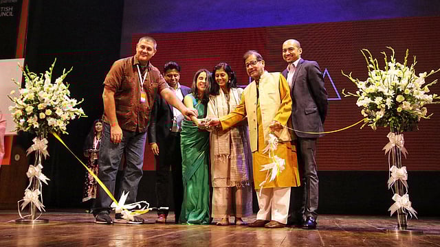 বাংলা একাডেমির আবদুল করিম সাহিত্যবিশারদ মিলনায়তনে ফিতা কেটে উৎসবের উদ্বোধন করছেন অতিথিরা। ছবি: সাইফুল ইসলাম