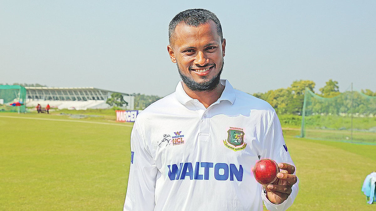 এই বলটা দিয়েই তুলে নিয়েছি ক্যারিয়ারের প্রথম হ্যাটট্রিক—এ কথাই কি বলতে চাইলেন সিলেটের স্পিনার এনামুল। ছবি: প্রথম আলো