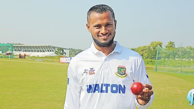 এই বলটা দিয়েই তুলে নিয়েছি ক্যারিয়ারের প্রথম হ্যাটট্রিক—এ কথাই কি বলতে চাইলেন সিলেটের স্পিনার এনামুল। ছবি: প্রথম আলো