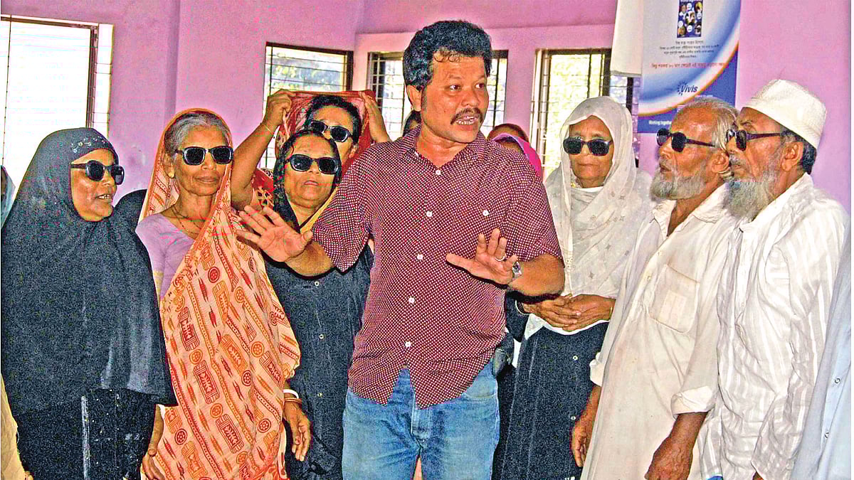 কক্সবাজারের বায়তুশশরফ হাসপাতালে অস্ত্রোপচারের পর রোগীদের নানা বিষয় বুঝিয়ে দিচ্ছেন বিশ্বজিৎ পাল (মাঝে)।  প্রথম আলো