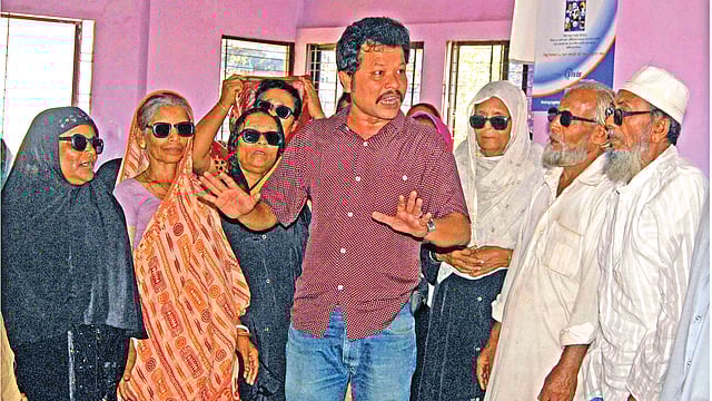 কক্সবাজারের বায়তুশশরফ হাসপাতালে অস্ত্রোপচারের পর রোগীদের নানা বিষয় বুঝিয়ে দিচ্ছেন বিশ্বজিৎ পাল (মাঝে)।  প্রথম আলো