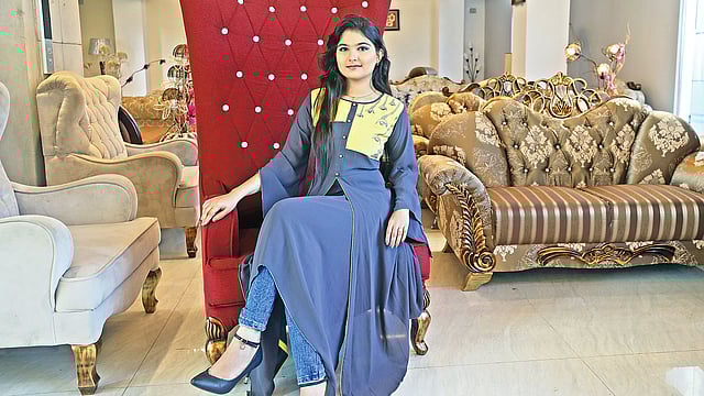 শুরুতে পোশাকই ছিল শৈল্পিকের একমাত্র পণ্য। পোশাক বিক্রির সাফলে্য প্রতিষ্ঠানটির কর্ণধার এইচ এম ইলিয়াছ গড়ে তুলেছেন আসবাব তৈরির নতুন প্রতিষ্ঠান। চট্টগ্রামের এই ব্র্যান্ড এখন ছড়িয়ে পড়েছে দেশজুড়ে।  সৌরভ দাশ