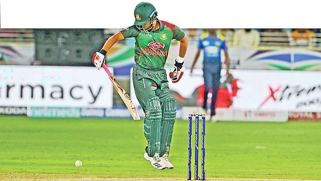 এক হাতে চোট, অন্য হাতে ব্যাট ধরে বল ঠেকিয়েছিলেন মাত্র একটি। এশিয়া কাপে শ্রীলঙ্কার বিপক্ষে তামিম ইকবালের এই ‘দুঃসাহসী’ অভিযান স্মরণীয় হয়ে থাকবে ক্রিকেট ইতিহাসে। সংগৃহীত