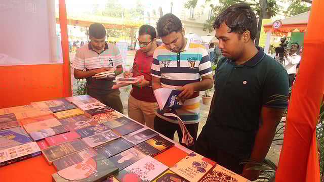 একটি বইয়ের স্টলে বই দেখছেন তরুণ পাঠকেরা। ছবি: আবদুস সালাম