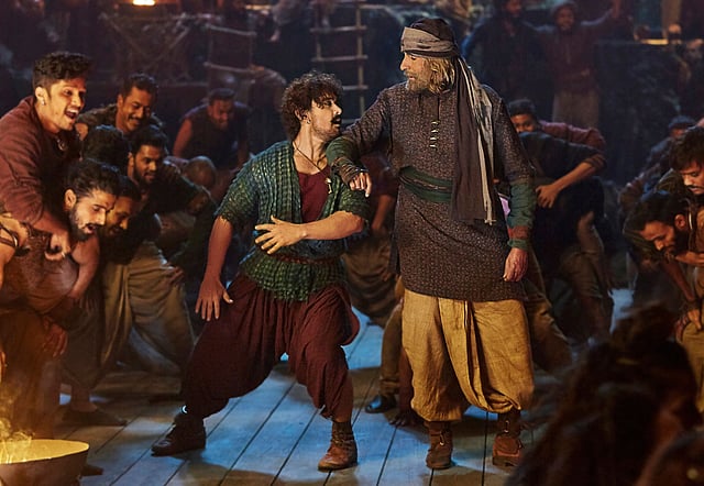 থাগস অব িহন্দোস্থান ছবির ‘কামল্লে’ গানে একসঙ্গে নেচেছেন আমির খান ও অমিতাভ বচ্চন