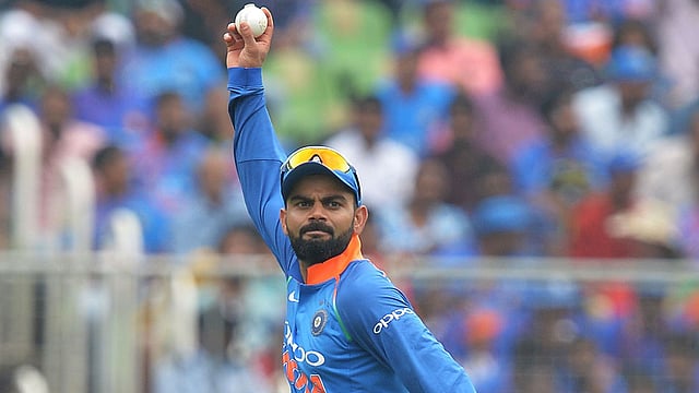 ভক্তের সঙ্গে কোহলির আচরণ ভালোভাবে নেয়নি ক্রিকেট বোর্ড। ফাইল ছবি