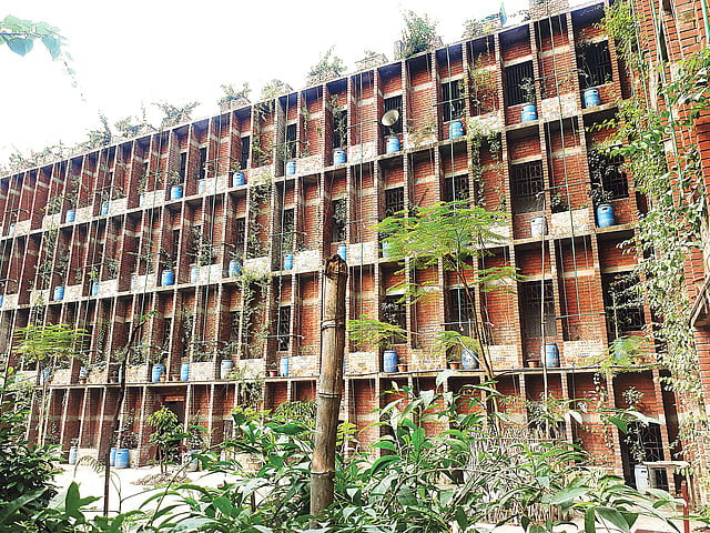 বৃক্ষশোভিত জুরাইনের আলমবাগ এলাকার হাজেরা উচ্চবিদ্যালয়।  ছবি: প্রথম আলো