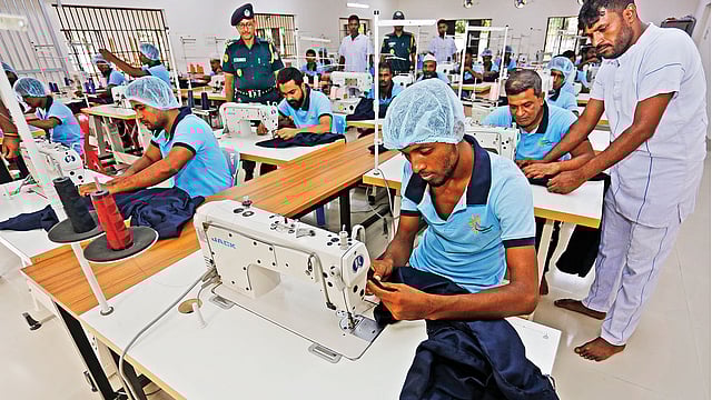 পোশাক তৈরিতে ব্যস্ত কারাবন্দীরা। গত মঙ্গলবার নারায়ণগঞ্জ জেলা কারাগারে।  ছবি: হাসান রাজা