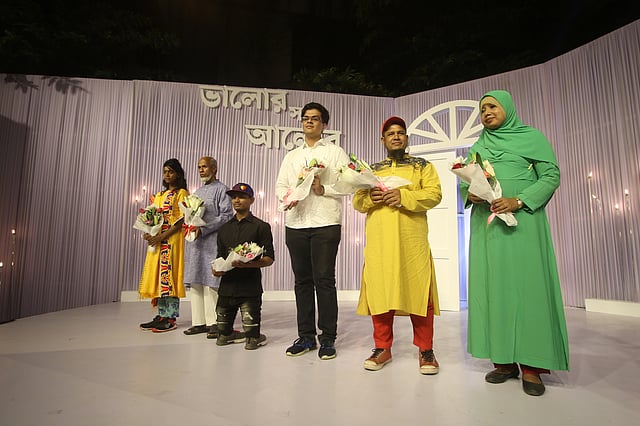 ফুল দিয়ে সম্মান জানানো হয় রাজশাহীর চরখিদিরপুরের বাল্যবিবাহের বিরুদ্ধে লড়াই করা আমজাদ হোসেন, গণিত অলিম্পিয়াডে স্বর্ণপদকজয়ী আহমেদ জাওয়াদ চৌধুরীসহ কয়েকজনকে। ছবি: আবদুস সালাম