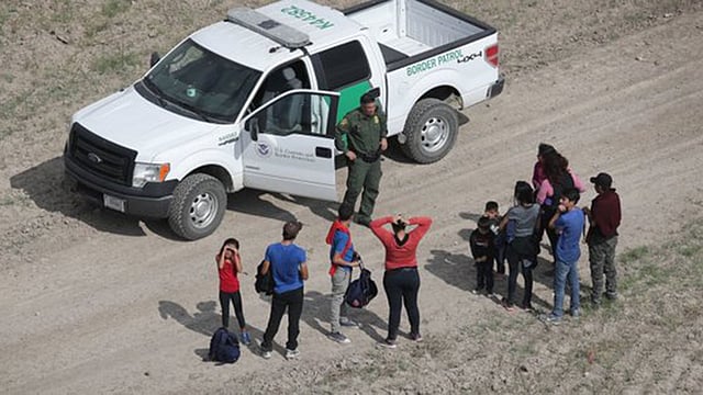 সীমান্ত দিয়ে যুক্তরাষ্ট্রে প্রবেশের সময় অভিবাসনপ্রত্যাশীদের থামিয়ে জিজ্ঞাসাবাদ শুরু করেন মার্কিন নিরাপত্তা কর্মীরা। ছবি: টুইটার