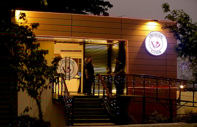 রাতের আলো-আঁধারিতে ‘ক্রিকেটার্স কিচেন’ । ছবি: প্রথম আলো