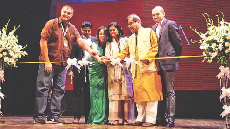 ফিতা কেটে সাহিত্য উৎসবের উদ্বোধন করেন সংস্কৃতিমন্ত্রী আসাদুজ্জামান নূর ও অতিথিরা। গতকাল বাংলা একাডেমির আবদুল করিম সাহিত্যবিশারদ মিলনায়তনে।  ছবি: প্রথম আলো