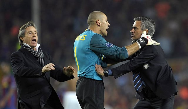 মরিনহোকে থামানোর চেষ্টায় ভিক্টর ভালদেস। ছবি: টুইটার