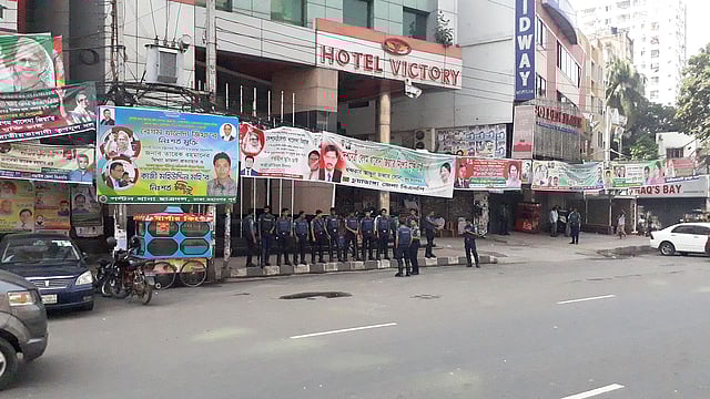 তফসিল ঘোষণার কোন প্রভাব নেই ঢাকার নয়াপল্টনে বিএনপি কার্যালয়ে। সতর্ক অবস্থানে পুলিশ। ছবি: প্রথম আলো