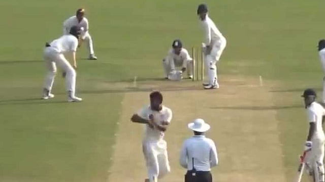 অদ্ভুতুড়ে অ্যাকশনের বোলার শিবা সিং। ছবি: টুইটার