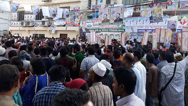 একাদশ জাতীয় সংসদ নির্বাচনের তফসিল ঘোষণার পর মনোনয়ন ফরম বিক্রির প্রথম দিন ঢাকার ধানমন্ডিতে আওয়ামী লীগ কার্যালয়ের সামনে মনোনয়নপ্রত্যাশীদের ভিড়। ছবি: প্রথম আলো