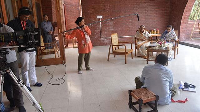 ‘হাসিনা: আ ডটারস টেল’ তথ্যচিত্রের শুটিংয়ের দৃশ্যে প্রধানমন্ত্রী শেখ হাসিনা ও তাঁর বোন শেখ রেহানা। ছবি: সংগৃহীত