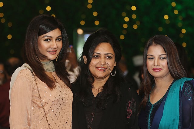 এক ফ্রেমে অভিনেত্রী জয়া আহসান, চিরকুটের সুমি ও ফারহানা নিশো।  ছবি: আবদুস সালাম