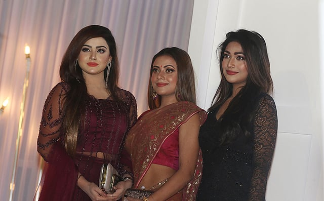 অনুষ্ঠানের আনুষ্ঠানিকতা শেষে মঞ্চে মডেল ও অভিনেত্রীরা। ছবি: আবদুস সালাম