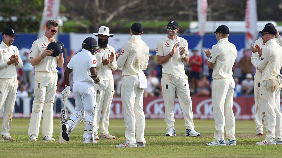 টেস্টে শেষবারের মতো ব্যাটিংয়ে নামছেন হেরাথ। ইংলিশদের গার্ড অব অনার। ছবি: টুইটার