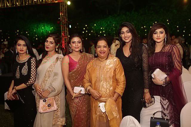 চিত্রনায়িকা সারাহ বেগম কবরীর সঙ্গে এ প্রজন্মের তারকারা। ছবি: কবির হোসেন