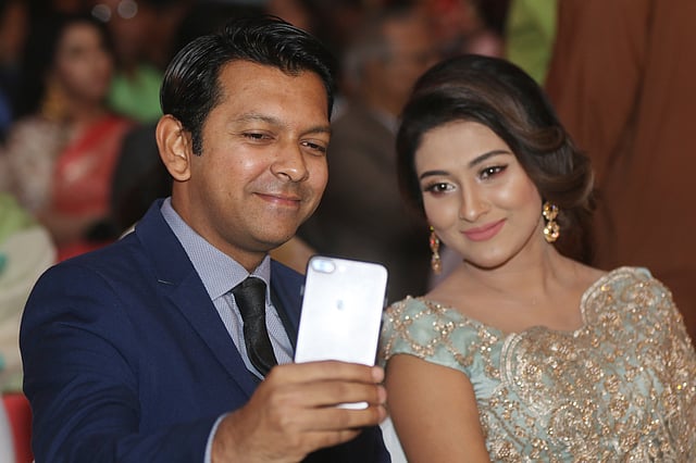 সেলফি তুলছেন সংগীতশিল্পী তাহসান ও অভিনেত্রী মেহজাবিন।  ছবি: আবদুস সালাম