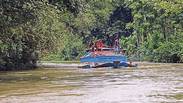 যেতে হয় নৌপথে