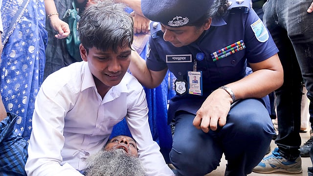 শ্রীপুরের কড়ইতলায় খুন হওয়া যুবকের স্বজনদের সান্ত্বনা দিচ্ছেন এসপি শামসুন্নাহার। ছবি: সাবরিনা ইয়াসমিন