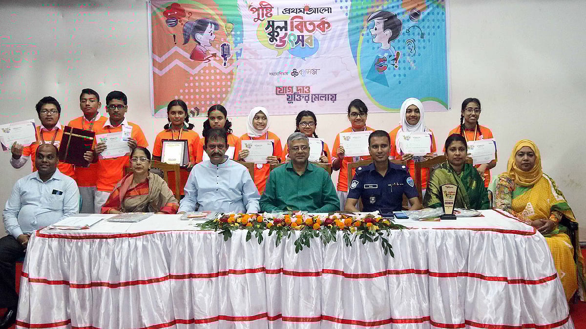পুষ্টি-প্রথম আলো স্কুল বিতর্ক উৎসবে অতিথিদের সঙ্গে বিতর্ক প্রতিযোগিতা ও কুইজে বিজয়ীরা। নবাব ফয়জুন্নেসা সরকারি বালিকা উচ্চবিদ্যালয় মিলনায়তন, কুমিল্লা, ১১ নভেম্বর। ছবি: এমদাদুল হক
