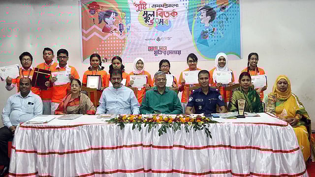 পুষ্টি-প্রথম আলো স্কুল বিতর্ক উৎসবে অতিথিদের সঙ্গে বিতর্ক প্রতিযোগিতা ও কুইজে বিজয়ীরা। নবাব ফয়জুন্নেসা সরকারি বালিকা উচ্চবিদ্যালয় মিলনায়তন, কুমিল্লা, ১১ নভেম্বর। ছবি: এমদাদুল হক