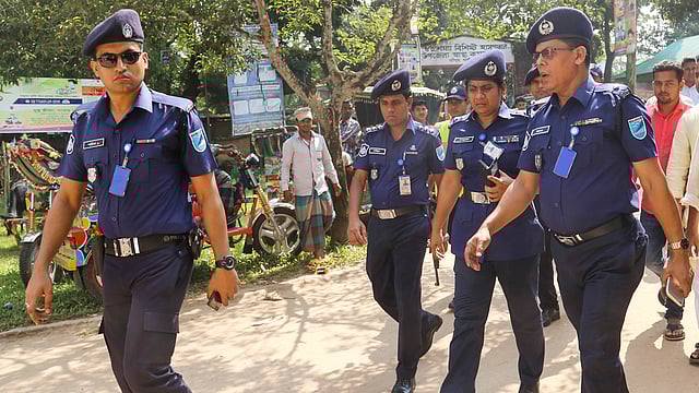 আইন-শৃঙ্খলা-সংক্রান্ত কাজে ছুটে চলছেন এসপি শামসুন্নাহার। ছবি: সাবরিনা ইয়াসমিন