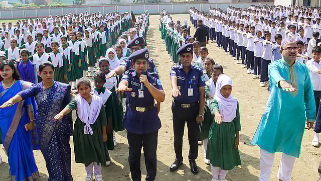 গাজীপুরের শ্রীপুর সরকারি পাইলট উচ্চবিদ্যালয়ের শিক্ষার্থীদের মাদক, জঙ্গি ও নারী নির্যাতনের বিরুদ্ধে শপথবাক্য পাঠ করাচ্ছেন এসপি শামসুন্নাহার। ছবি: সাবরিনা ইয়াসমিন