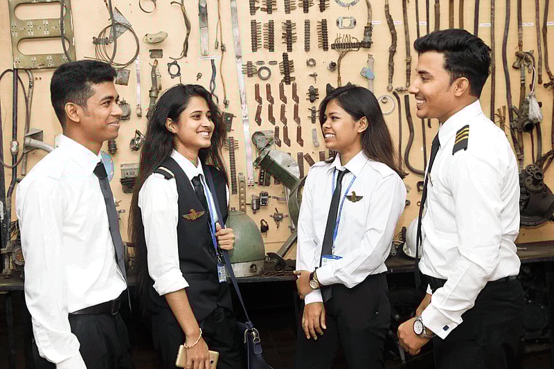 এভিয়েশন নিয়ে পড়ছেন এই শিক্ষার্থীরা। ছবি: খালেদ সরকার