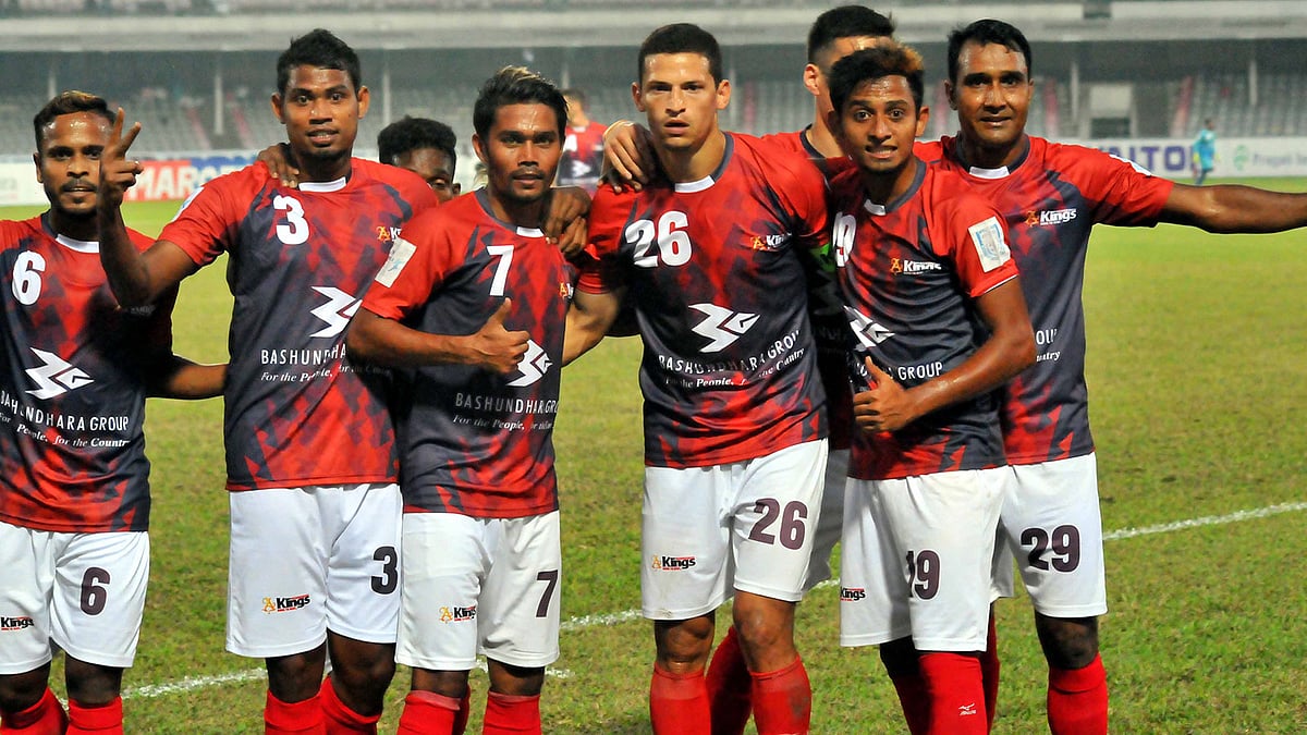 কলিন্দ্রেসের সঙ্গে একই ফ্রেমে থাকার চেষ্টা বসুন্ধরার সবার। সৌজন্য ছবি