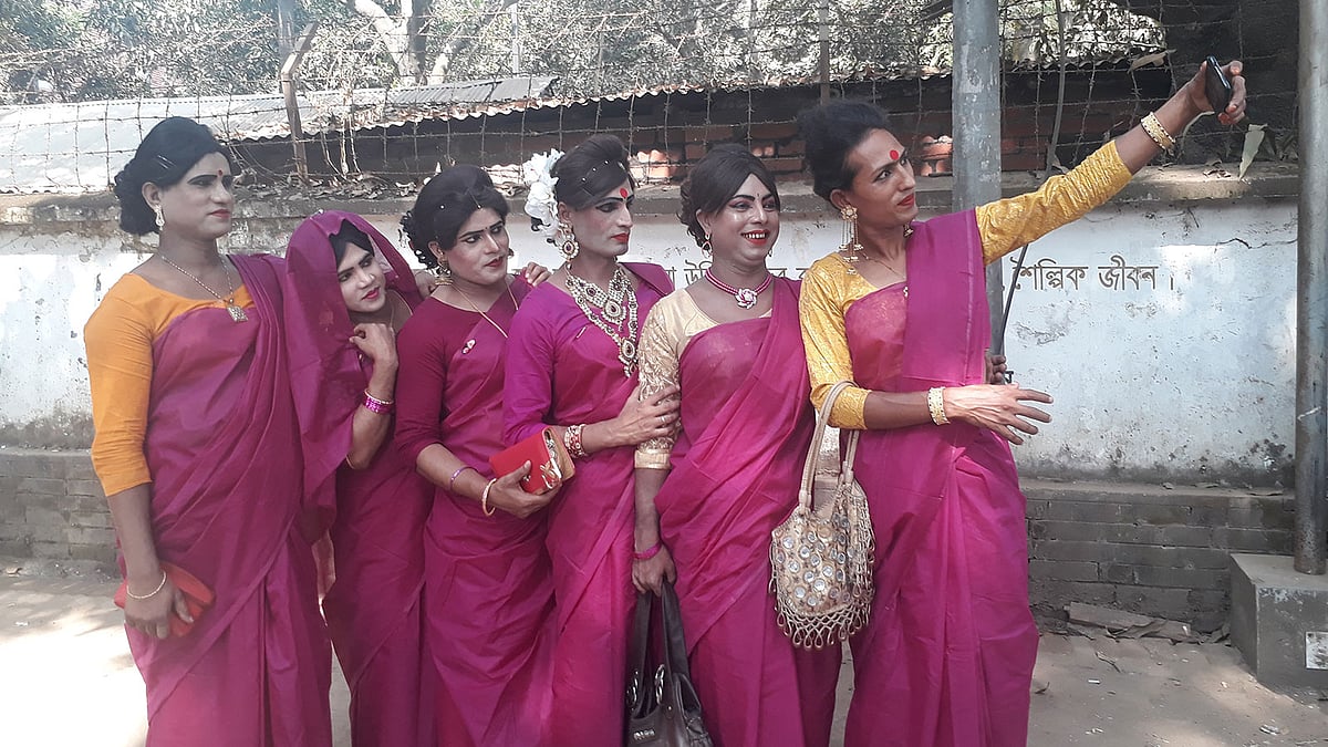 উৎসবে এসে সেলফিতে মেতেছেন হিজড়ারা। ঢাকা, ১১ নভেম্বর। ছবি: প্রথম আলো