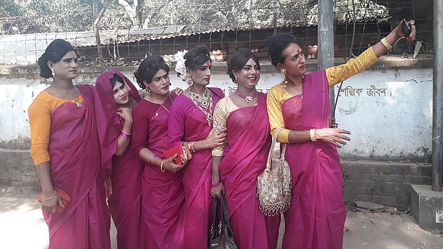 উৎসবে এসে সেলফিতে মেতেছেন হিজড়ারা। ঢাকা, ১১ নভেম্বর। ছবি: প্রথম আলো