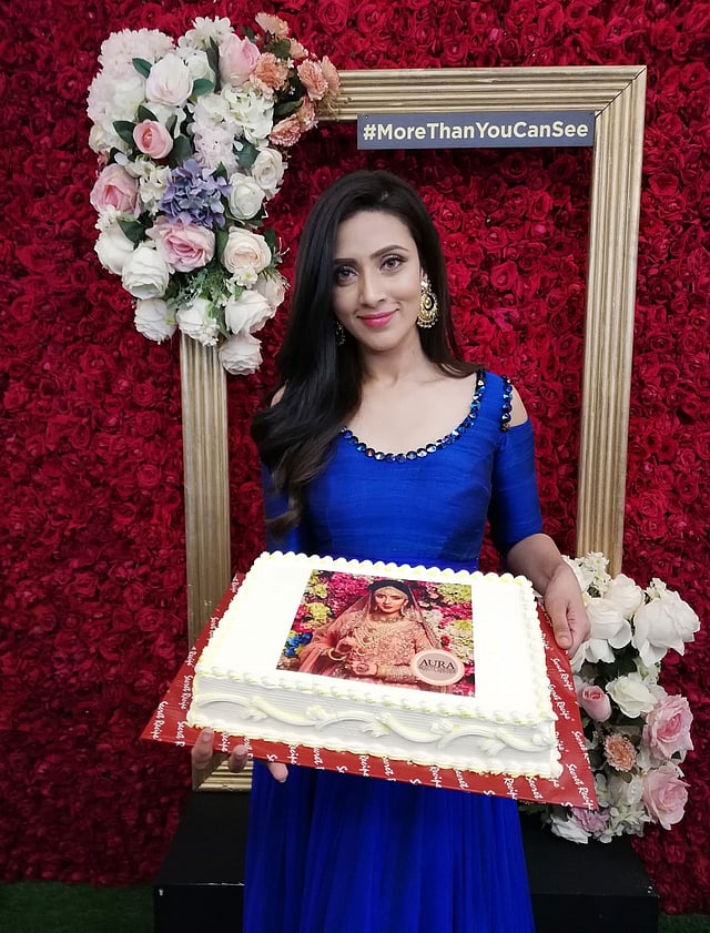 জন্মদিনে কেক হাতে বিদ্যা সিনহা মিম