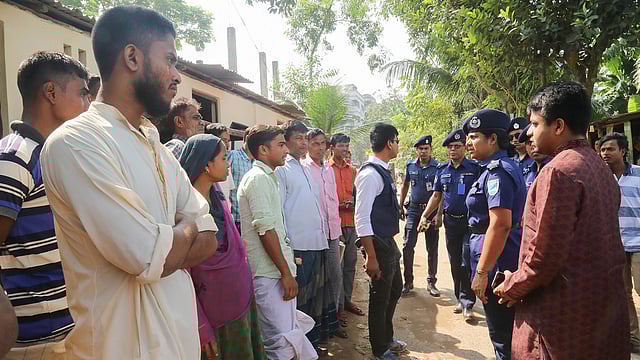 এলাকার লোকজনের সঙ্গে কথা বলছেন এসপি শামসুন্নাহার। ছবি: সাবরিনা ইয়াসমিন