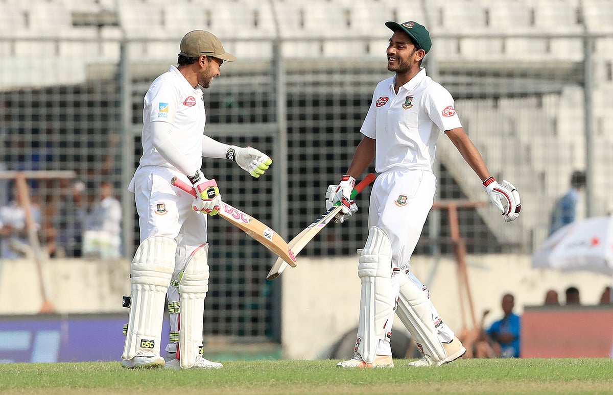 মুশফিকের সঙ্গে অষ্টম উইকেটে মিরাজের জুটিটা আজ দারুণ জমেছে। ছবি: প্রথম আলো