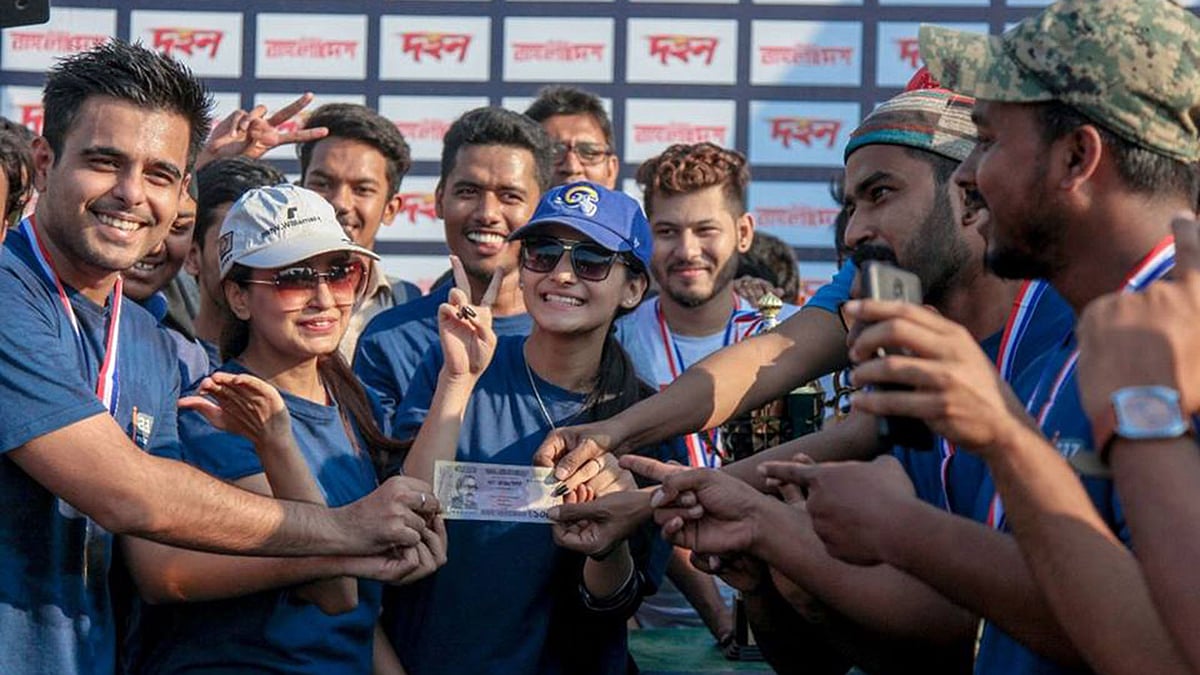 ‘দহন’ ছবির নায়ক সিয়াম পুরস্কার হিসেবে পেয়েছেন এক হাজার টাকা