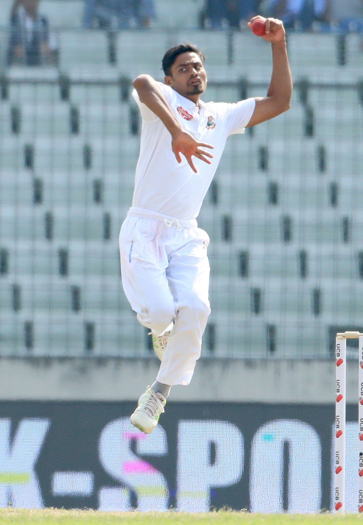 তাইজুল দাঁড়িয়ে আছেন একগাদা অর্জন আর রেকর্ডের সামনে। ছবি: প্রথম আলো