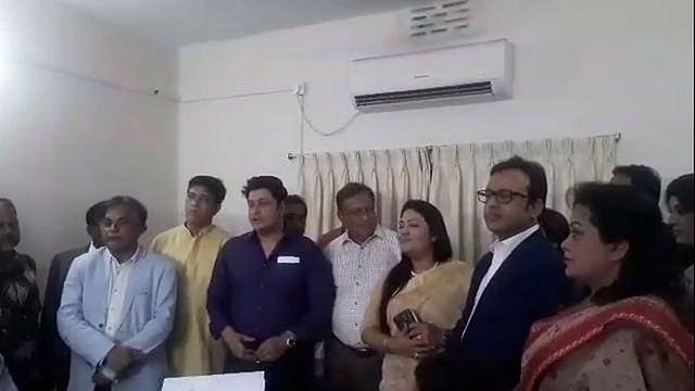 ধানমন্ডিতে আওয়ামী লীগের সভানেত্রীর রাজনৈতিক কার্যালয়ে দলের প্রচার উপকমিটির এক বৈঠক শেষে অভিনয়শিল্পীরা