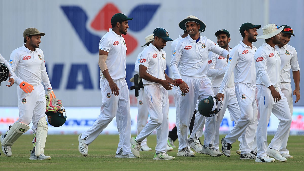 ফলোঅন নিয়ে জিম্বাবুয়েকে রহস্যে রেখেছে বাংলাদেশ দল। ছবি: প্রথম আলো