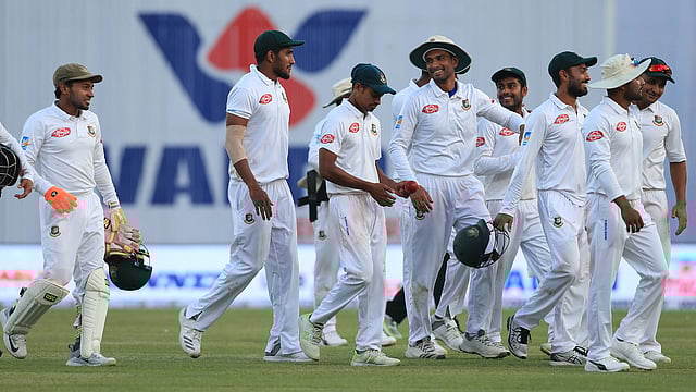 ফলোঅন নিয়ে জিম্বাবুয়েকে রহস্যে রেখেছে বাংলাদেশ দল। ছবি: প্রথম আলো