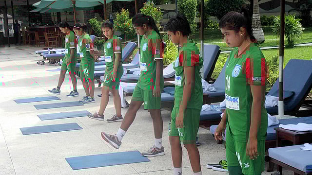 ভারতের বিপক্ষে বড় ব্যবধানে হারের পর রিকভারি সেশনে বাংলাদেশের মেয়েরা। ছবিঃ বাফুফে