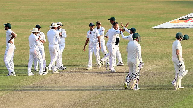 তৃতীয় দিনের শেষ সেশনে গুটিয়ে গেছে জিম্বাবুয়ে। ছবি: শামসুল হক