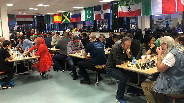 পূর্ব লন্ডনের কমার্শিয়াল রোডের লন্ডন এন্টারপ্রাইজ একাডেমি মিলনায়তনে অনুষ্ঠিত হয় ব্রিটিশ-বাংলা চেস অ্যাসোসিয়েশন (বিবিসিএ) আয়োজিত দাবা প্রতিযোগিতা। প্রায় ৯০ জন দাবাড়ু এতে অংশ নেন। ছবি: প্রথম আলো