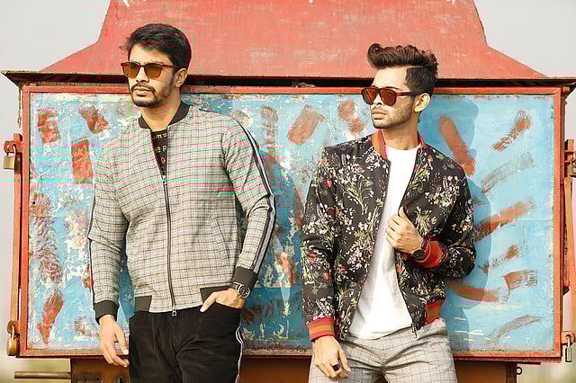 ফুলেল নকশায় তৈরি বম্বার জ্যাকেট, তার সঙ্গে চেকের প্যান্ট। এটাই এই শীতের হটকেক। আবার আগাগোড়া চেকের জ্যাকেটও এসেছে বাজারে। তার সঙ্গে ট্রাউজার হতে পারে এক রঙা। জ্যাকেট ও প্যান্ট: ওটু