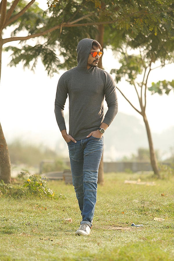 সোয়েটার এখনো জনপ্রিয়। তবে বদলে গেছে তার ধরন। সোয়েটারের আঁটসাঁট গলায় বদল এনেছে হুডি। দেখতেও লাগছে স্মার্ট।